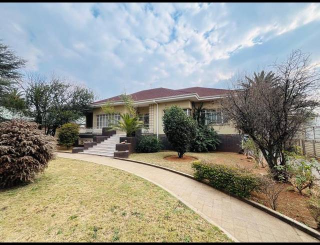 5 BEDROOM HOUSE FOR SALE IN LAKEFIELD